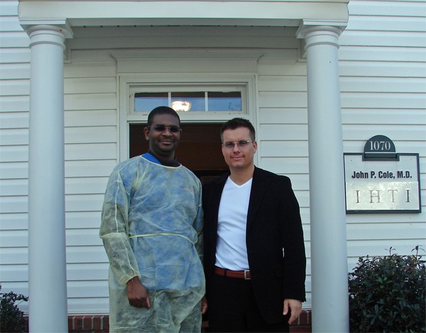 Klinikbesuch Dr. John Cole Atlanta USA: Dr. Patrick Mwamba links, Andreas Krämer rechts