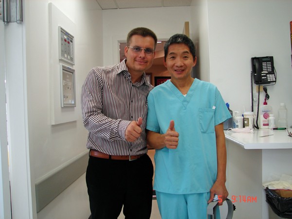 Klinikbesuch bei Hasson and Wong Vancouver Kanada: Dr. Wong rechts, Andreas Krämer links