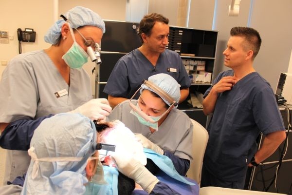 Klinikbesuch und OP Besichtigung: Dr. Bijan Feriduni links, Andreas Krämer rechts