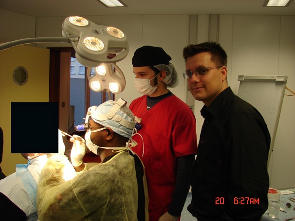 Dr. Patrick Mwamba links, Andreas Krämer rechts