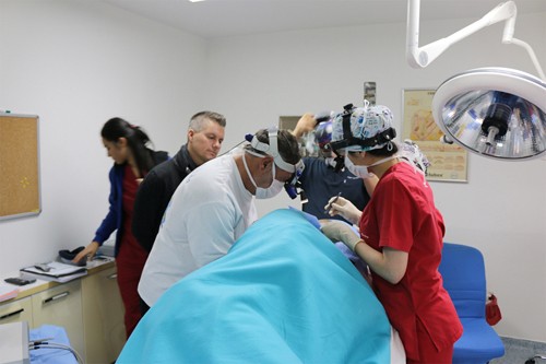 Dr. John Cole und Andreas Krämer während einer FUE Haartransplantation und Einsatz des PCID
